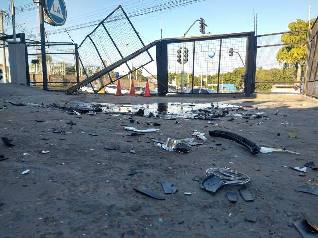 Motorista que invadiu garagem e fugiu responde por porte ilegal de pistola