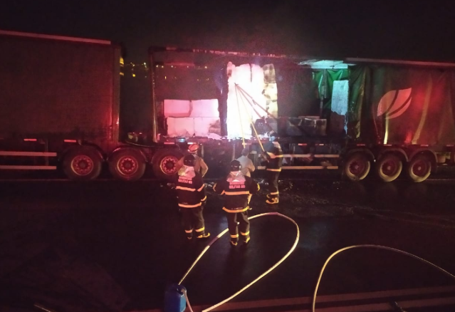 Carreta carregada com fardos de celulose pega fogo na BR-262