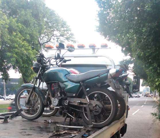 Motociclista fura sinal e &eacute; flagrado com R$ 17 mil em multas