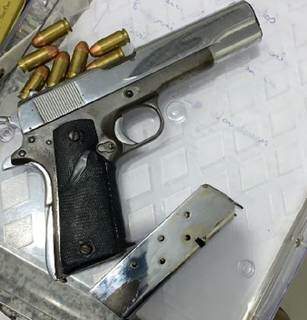Uma pistola .45 com numeração raspada também foi apreendida (Foto: Divulgação/PCMS)