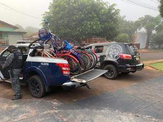 Viatura lotada de bicicletas apreendidas em “boca” na Cohab, em Fatima do Sul (Foto: Divulgação)