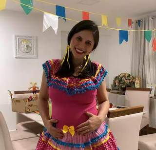 Paula ainda grávida em 2020 também celebrando a festa junina (Foto: Arquivo Pessoal)