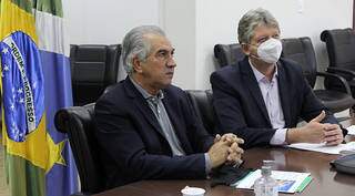 Governador Reinaldo Azambuja ao lado do secretário Jaime Verruck, durante a videoconferência (Foto: Divulgação/Chico Ribeiro)