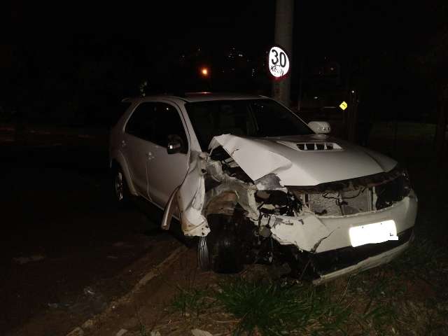 Motorista abandona SW4 ap&oacute;s bater em ve&iacute;culo durante persegui&ccedil;&atilde;o 