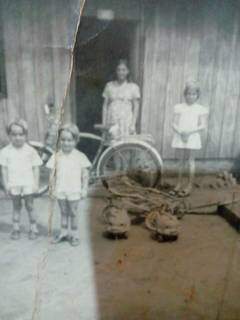 Foto de 1974, com a família recém chegada em Campo Grande na casa da Vila Margarida. A bicicleta já era peça importante para Guilherme. (Foto: Arquivo Pessoal)