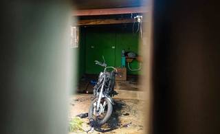 Motocicleta incendiada pelo criminoso. (Foto: Henrique Kawaminami) 