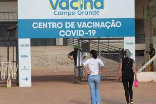 Ponto de vacinação instalado no Ginásio Guanandizão em Campo Grande (Foto: Marcos Maluf)