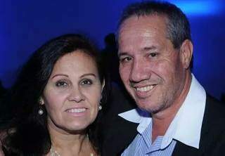 Zuleide abraçada com o marido e mandante do seu assassinato, Givaldo Ferreira Santos. (Foto: Reprodução Facebook)
