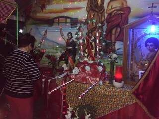 Altar na casa de Alfredo fica exposto o ano inteiro. (Foto: Arquivo Pessoal)