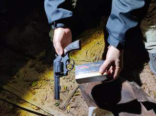 Revólver e caixa de munições encontrados ontem à noite (Foto: Ligado na Notícia)