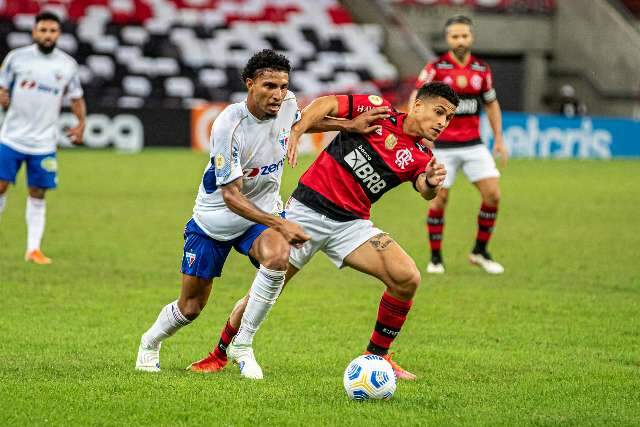 Flamengo leva sustos, mas vence Fortaleza e se reabilita no Brasileir&atilde;o