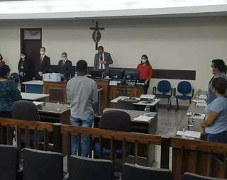 O momento em que o magistrado lê a sentença. (Foto: Leonardo Cabral/Diário Corumbaense)