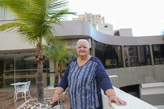 Dona Dede na área área da piscina do Jandaia para comemorar seus 74 anos. (Foto: Paulo Francis)