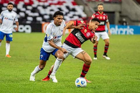 Flamengo leva sustos, mas vence Fortaleza e se reabilita no Brasileirão