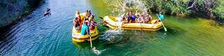 Rodovia leva aos balneários que oferecem água cristalina e muita adrenalina nos passeios de bote pelas cachoeiras do Rio Formoso. (Foto: Divulgação)