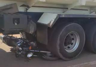 Moto foi parar debaixo de caminhão em rodovia (Foto: Rádio 90,7 FM)