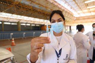 Servidora municipal segurando dose de vacina contra a covid-19. (Foto: Paulo Francis)