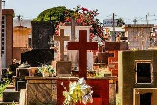 Túmulos do Cemitério Santo Antônio, em Campo Grande (Foto: Silas Lima/Arquivo Campo Grande News) 