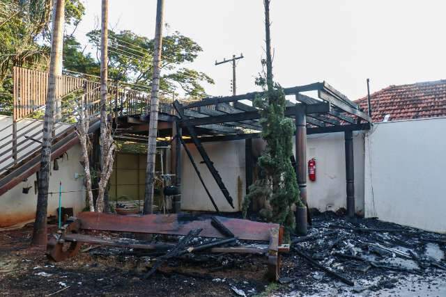 &quot;Em 1h foram mais de 30 anos de trabalho&quot;, diz dono de espa&ccedil;o incendiado 