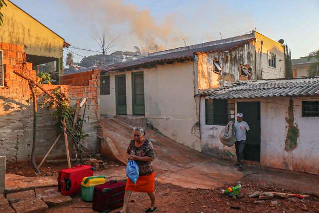 Fogo em espa&ccedil;o de festas reacende e com medo, vizinhos deixam casas