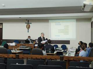 Promotor Rodrigo Amaro apresenta ao júri os argumentos para que o delegado seja condenado por assassinato. (Foto: Leonardo Cabral/Diário Corumbaense)