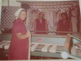 A foto original de 1978 mostra dona Dede na lavanderia. (Foto: Arquivo Pessoal)