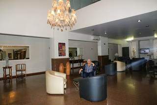 Dona Dede no lobby do hotel com o lustre icônio. (Foto: Paulo Francis)