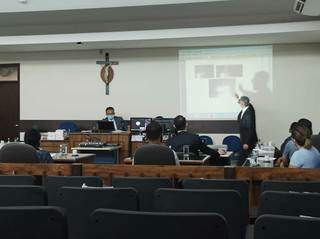 O promotor Rodrigo mostra partes do inquérito ao fazer a acusação do delegado Fernando de Araújo da Cruz Junior. (Foto: Leonardo Cabral/Diário Corumbaense)
