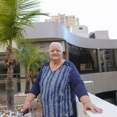 Após 43 anos, lavadeira chora ao voltar em hotel como hóspede