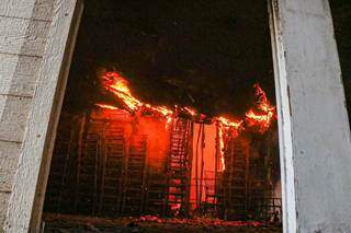 Fogo voltou a queimar no início da manhã de hoje no salão de festas. (Foto: Henrique Kawaminami)