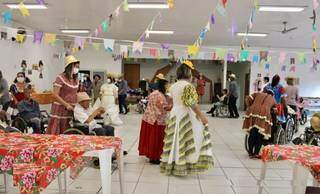 Festa junina aos idosos do Asilo São João Bosco no último dia 17 de junho. (Foto: Facebook do asilo)