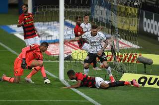 J&ocirc; marca e Corinthians vence a primeira com Sylvinho na Neo Qu&iacute;mica Arena