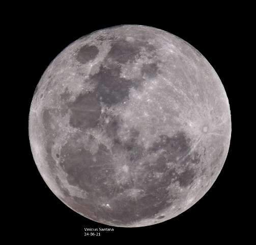 &quot;Lua de Morango&quot; &eacute; espet&aacute;culo na noite de quinta-feira da Capital 