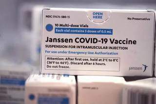 Caixa com frascos do imunizante de dose única da Janssen (Foto: Reprodução/Folha de S. Paulo)