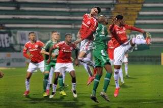 Disputa de bola durante a partida desta noite. (Foto: Estadão Conteúdo) 