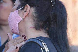 Segunda vítima mostra marcas de faca no pescoço.  (Foto: Marcos Maluf)