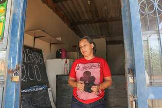 Suely Rodrigues, de 41 anos, conta que costuma defender o bairro contra preconceitos. (Foto: Paulo Francis)