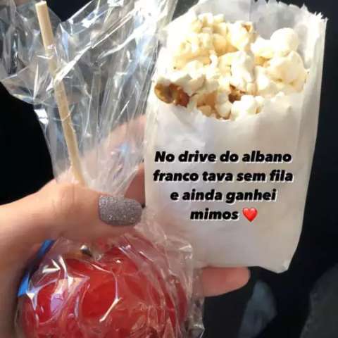 Para alegrar vacina&ccedil;&atilde;o, ma&ccedil;a do amor e plantas s&atilde;o entregues em drive