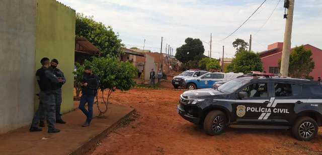 Suspeito saca arma para policiais e &eacute; morto em opera&ccedil;&atilde;o contra o tr&aacute;fico