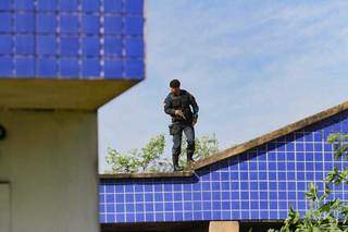 Policial no alto do prédio, durante buscas ao estuprador. (Foto: Marcos Maluf)