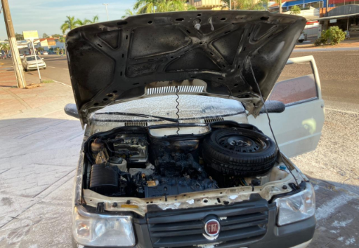 Com carro em chamas, motorista busca socorro em posto de combust&iacute;vel