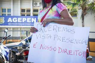 Mulher de preso protesta pelo direito da visita. (Foto: Henrique Kawaminami)