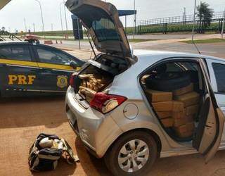 Veículo que foi abandonado abarrotado de maconha. (Foto: PRF) 