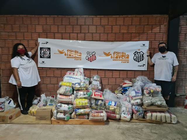 Clubes de futebol doam 3 toneladas de alimentos para fam&iacute;lias de aldeia urbana