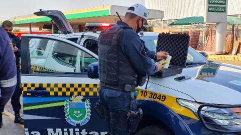 Bêbada, mulher bate em 2 carros e é presa na Salgado Filho