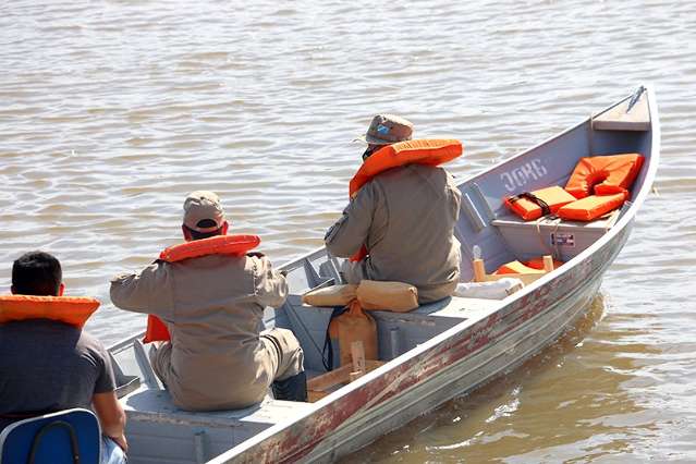 Bombeiros procuram jovem que desapareceu no Rio Paraguai ap&oacute;s cair de bote