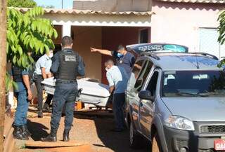 Caixão com o corpo de vítima é retirado de imóvel onde funcionava boca de fumo, no Tijuca. (Foto: Paulo Francis)