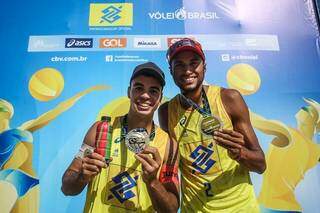 Carioca Guto e sul-mato-grossense Arthur exibindo a medalha de ouro da competição (Foto: William Lucas/CBV)