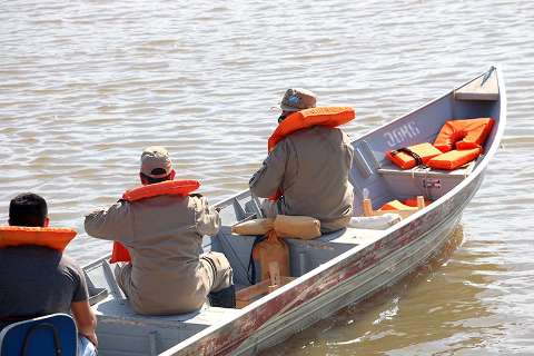 Bombeiros procuram jovem que desapareceu no Rio Paraguai após cair de bote