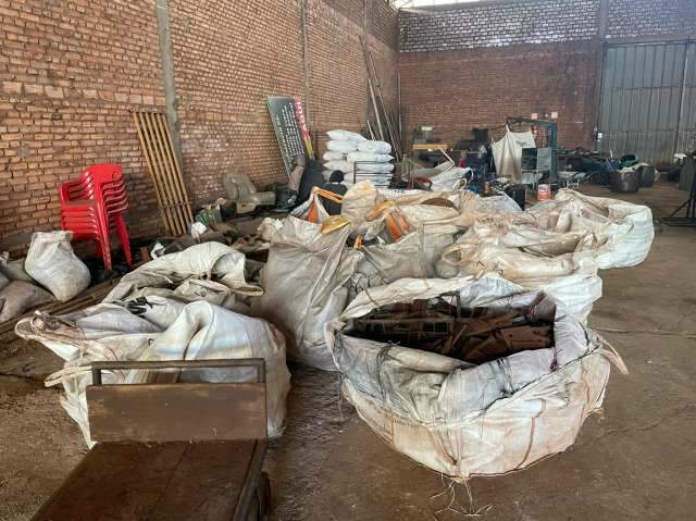 Ladr&otilde;es s&atilde;o presos com quase 7 toneladas de trilhos furtados